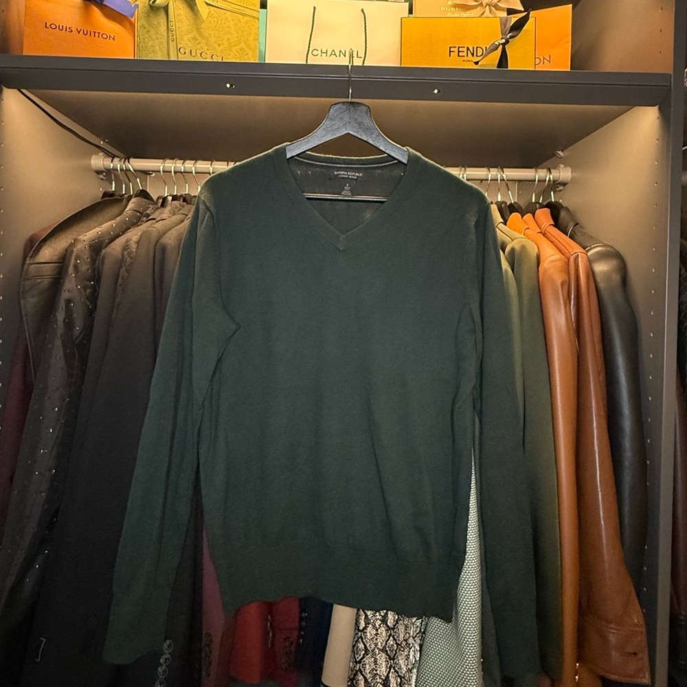 Men’s Banana Republic Luxury Blend V-Neck Sweater in Dark Green
